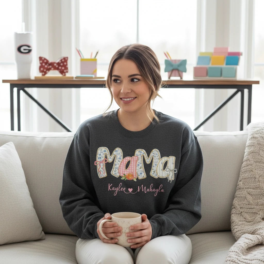 Sudadera gris oscuro personalizada de Evy's Design con la palabra "Mama" en letras decoradas y nombres de niños debajo. Ideal para regalo.